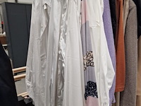 Dameskledij op hangers en rek - afbeelding 8 van  11