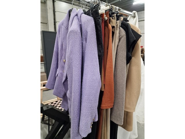 Dameskledij op hangers en rek - afbeelding 9 van  11