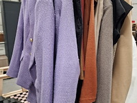 Dameskledij op hangers en rek - afbeelding 9 van  11