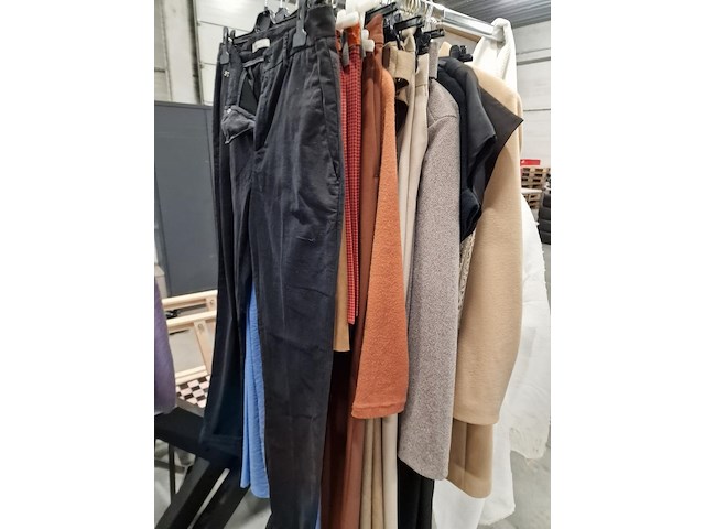 Dameskledij op hangers en rek - afbeelding 10 van  11
