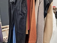 Dameskledij op hangers en rek - afbeelding 10 van  11