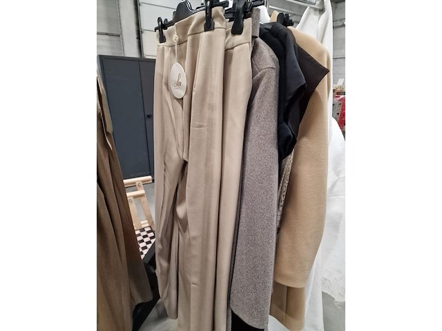 Dameskledij op hangers en rek - afbeelding 11 van  11
