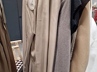 Dameskledij op hangers en rek - afbeelding 11 van  11