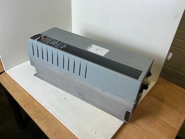Danfoss adap-kool drive akd102p30kt4 frequentieregelaar - afbeelding 1 van  6
