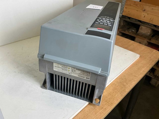 Danfoss adap-kool drive akd102p30kt4 frequentieregelaar - afbeelding 5 van  6