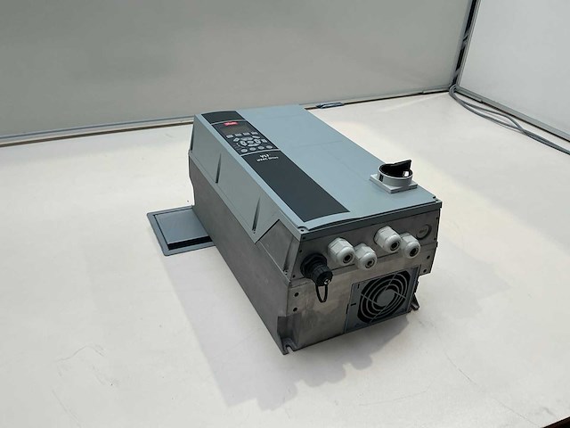 Danfoss vlt fc-102p1k5t4p55h1xgx1… frequentieregelaar - afbeelding 1 van  3