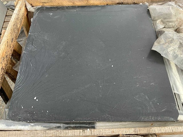 Dark basalt honed 500 natuursteen tuintegels ca.38,88m2 - afbeelding 1 van  4