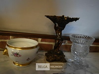 De baudour porselijnen kom, kristallen vaasje en beeldje