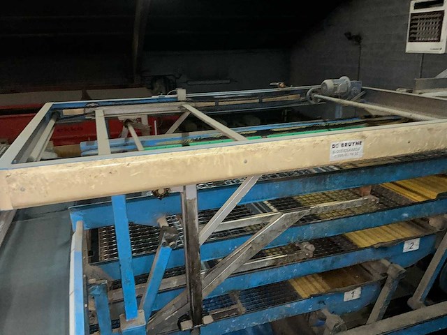 De bruyne aardappelkalibreer- en sorteerlijn met bufferbunker, transportbanden en verdeelmodule aardappelopslagtechniek - afbeelding 2 van  32