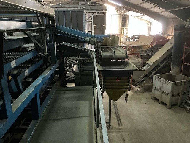 De bruyne aardappelkalibreer- en sorteerlijn met bufferbunker, transportbanden en verdeelmodule aardappelopslagtechniek - afbeelding 13 van  32