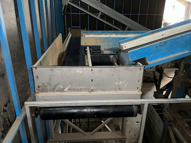 De bruyne aardappelkalibreer- en sorteerlijn met bufferbunker, transportbanden en verdeelmodule aardappelopslagtechniek - afbeelding 31 van  32