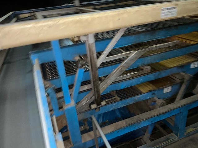 De bruyne aardappelkalibreer- en sorteerlijn met bufferbunker, transportbanden en verdeelmodule aardappelopslagtechniek - afbeelding 3 van  32