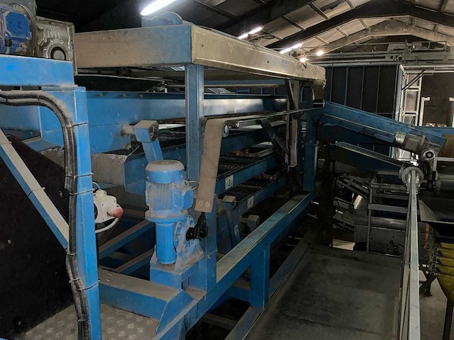 De bruyne aardappelkalibreer- en sorteerlijn met bufferbunker, transportbanden en verdeelmodule aardappelopslagtechniek - afbeelding 11 van  32