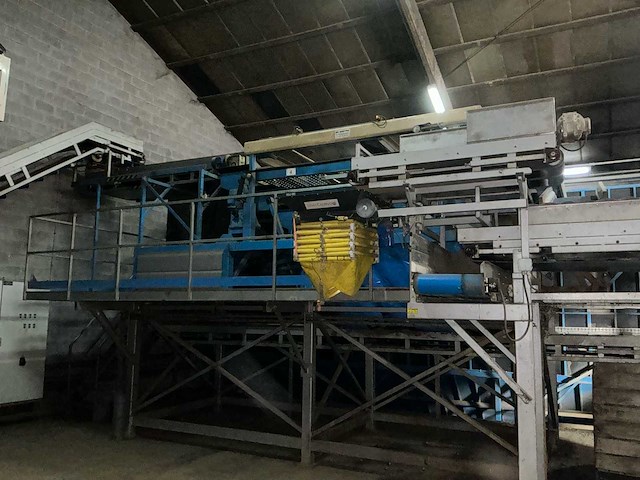 De bruyne aardappelkalibreer- en sorteerlijn met bufferbunker, transportbanden en verdeelmodule aardappelopslagtechniek - afbeelding 1 van  32
