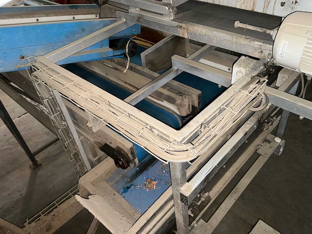 De bruyne aardappelkalibreer- en sorteerlijn met bufferbunker, transportbanden en verdeelmodule aardappelopslagtechniek - afbeelding 18 van  32