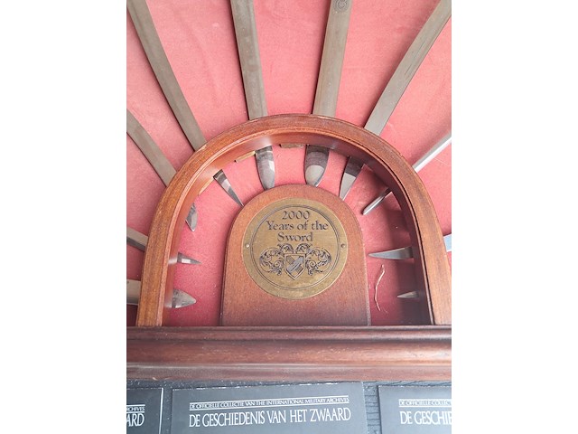 De geschiedenis van het zwaard in houten kist l 900mm b 510mm - afbeelding 2 van  8