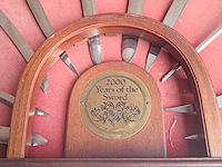 De geschiedenis van het zwaard in houten kist l 900mm b 510mm - afbeelding 2 van  8
