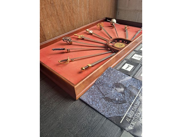 De geschiedenis van het zwaard in houten kist l 900mm b 510mm - afbeelding 3 van  8