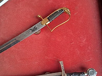 De geschiedenis van het zwaard in houten kist l 900mm b 510mm - afbeelding 4 van  8