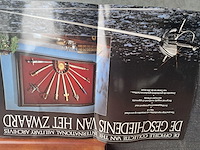 De geschiedenis van het zwaard in houten kist l 900mm b 510mm - afbeelding 8 van  8