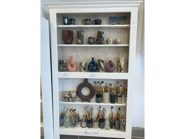 De inhoud van deze kast - afbeelding 1 van  6