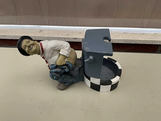 Decoratief beeld hardy op toilet - afbeelding 1 van  4