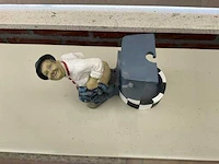 Decoratief beeld hardy op toilet - afbeelding 2 van  4