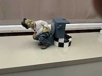 Decoratief beeld hardy op toilet - afbeelding 3 van  4