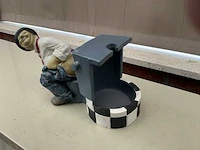 Decoratief beeld hardy op toilet - afbeelding 4 van  4