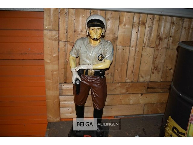 Decoratief beeld van amerikaanse politieagent state trooper - afbeelding 1 van  3