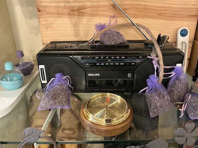 Decoratiemateriaal en radio cassettespeler - afbeelding 1 van  4