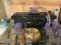 Decoratiemateriaal en radio cassettespeler - afbeelding 1 van  4