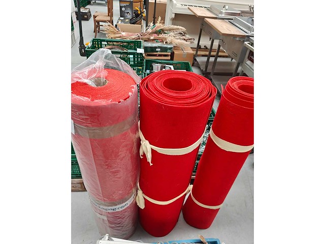 Decoratiemateriaal: tapijt rood - afbeelding 2 van  2