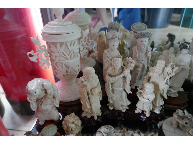 Decoratieve beeldjes en glaswerk - afbeelding 3 van  9