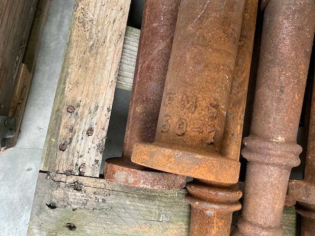 Decoratieve gietijzeren palen (10x) - afbeelding 2 van  2