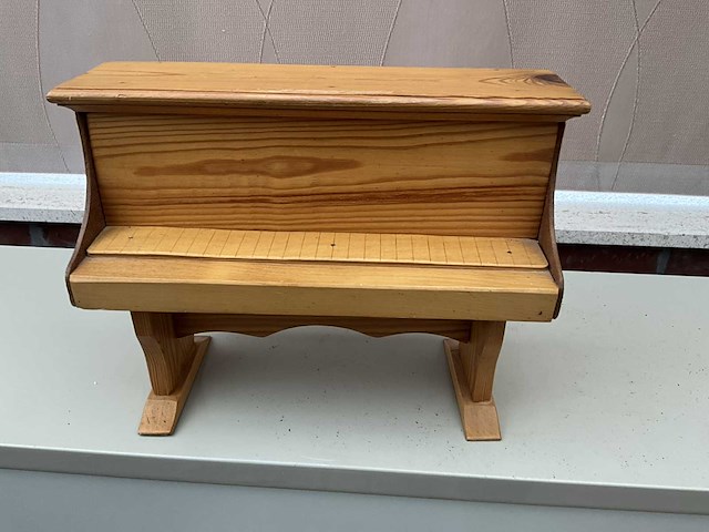 Decoratieve houten piano - afbeelding 1 van  3