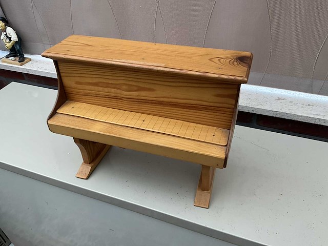 Decoratieve houten piano - afbeelding 2 van  3