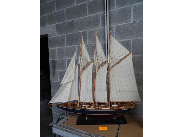 Decoratieve houten zeilboot - afbeelding 1 van  4