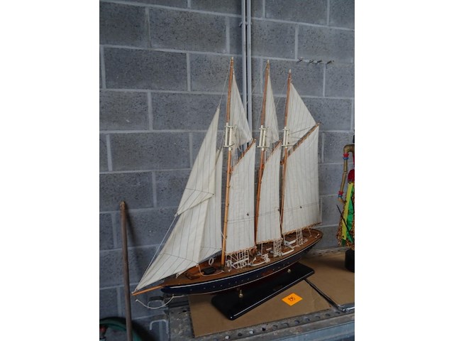 Decoratieve houten zeilboot - afbeelding 2 van  4
