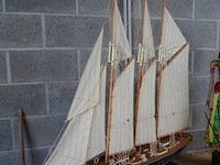 Decoratieve houten zeilboot - afbeelding 2 van  4