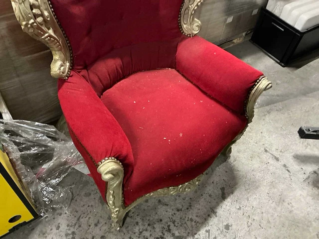 Decoratieve klassieke armstoel in barokstijl - afbeelding 3 van  4