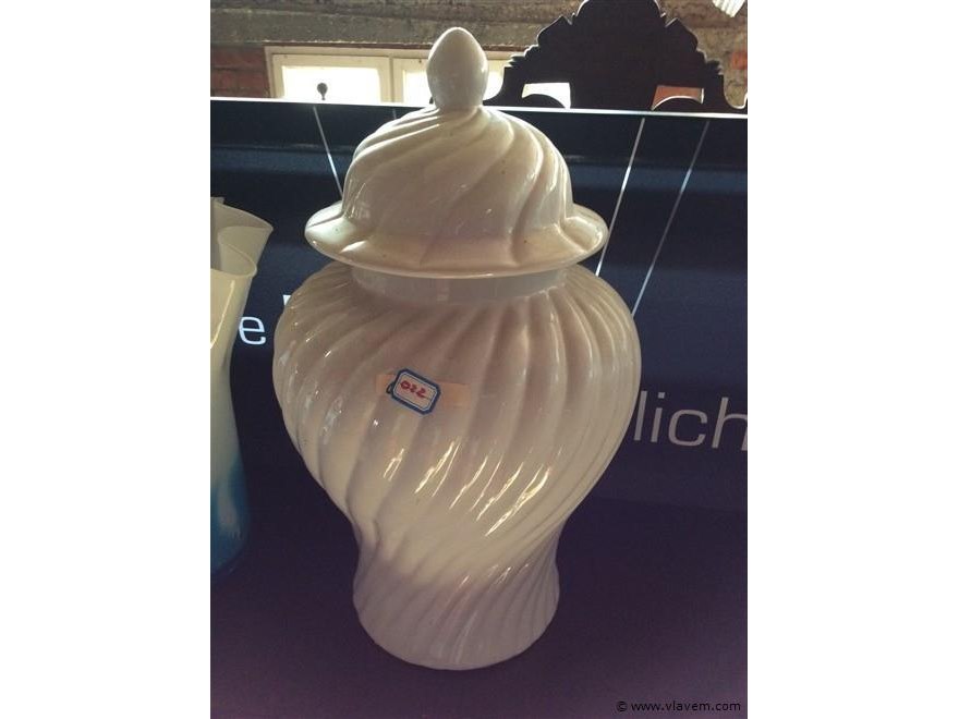 Div. activa: wo. oude uurwerken, medailles, speelgoed, lp’s, cd’s, brocante, meubelen, vintage, servies enz.