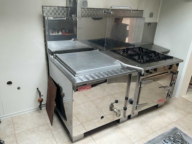 Delrue kookfornuis met 4 branders, oven en bain-marie - afbeelding 1 van  13