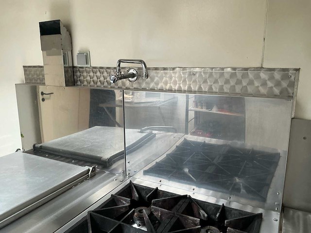 Delrue kookfornuis met 4 branders, oven en bain-marie - afbeelding 8 van  13