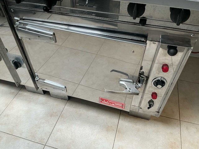 Delrue kookfornuis met 4 branders, oven en bain-marie - afbeelding 11 van  13