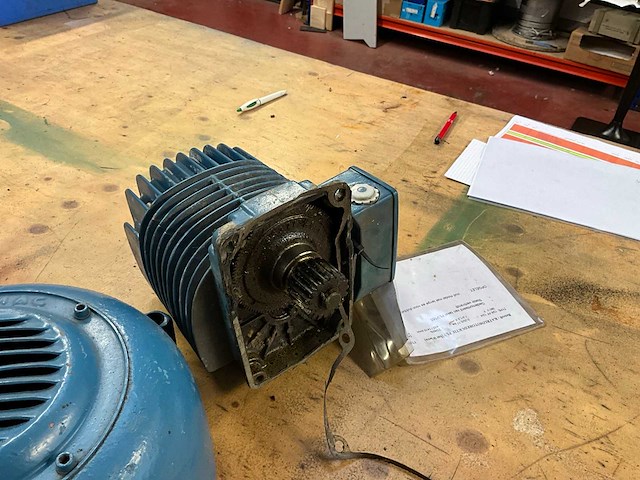 Demag divers lot met een motor, katrijmotorreduktie, remdeksels… - afbeelding 2 van  9