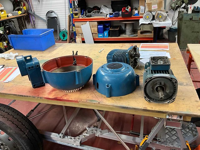 Demag divers lot met een motor, katrijmotorreduktie, remdeksels… - afbeelding 1 van  9