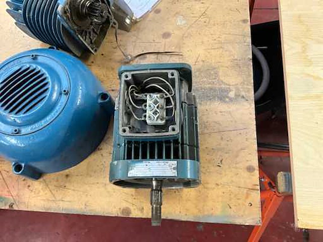 Demag divers lot met een motor, katrijmotorreduktie, remdeksels… - afbeelding 4 van  9