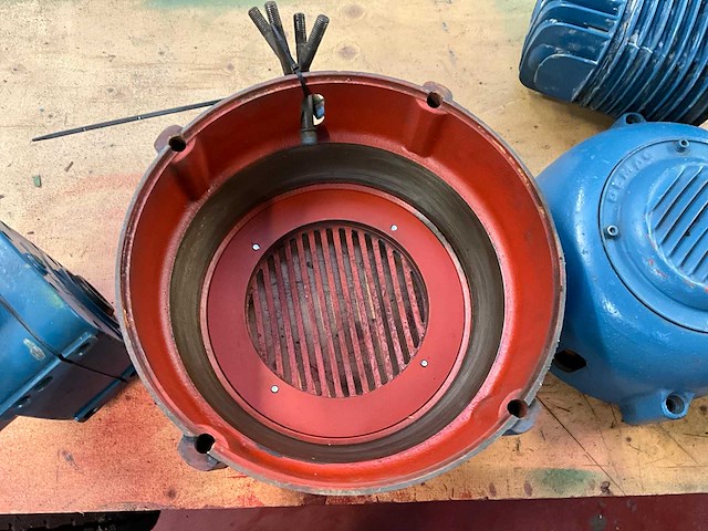 Demag divers lot met een motor, katrijmotorreduktie, remdeksels… - afbeelding 7 van  9