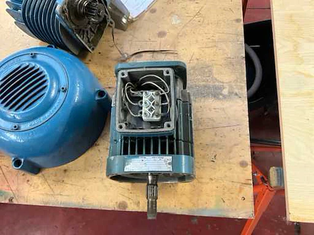 Demag divers lot met een motor, katrijmotorreduktie, remdeksels… - afbeelding 4 van  11